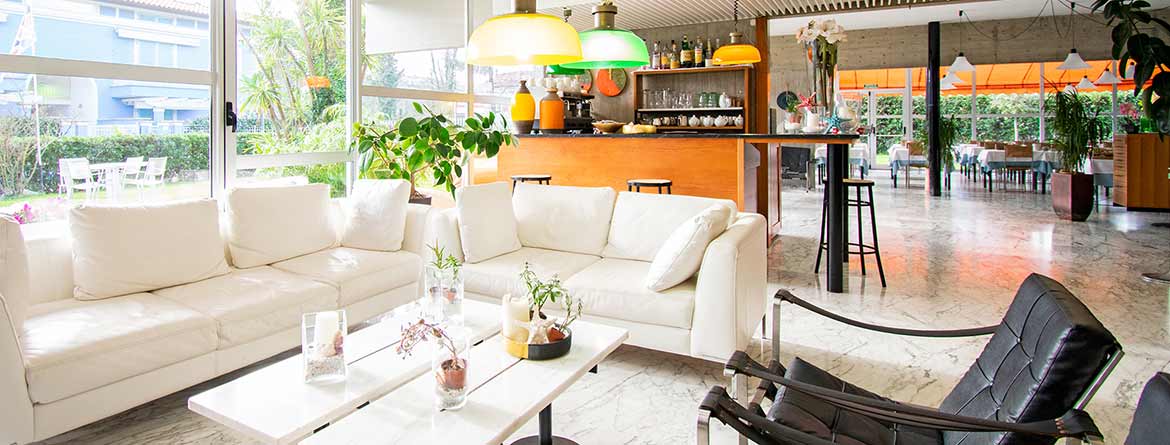 La nostra hall è uno spazio molto ampio e pieno di luce - Hotel Marina